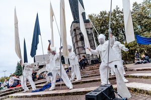 Sostinėje prasidėjo tarptautinis gatvės menų festivalis: nesutrukdė net lietus