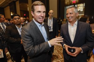 Kylanti JAV Demokratų partijos žvaigždė kolegas ragina susikaupti