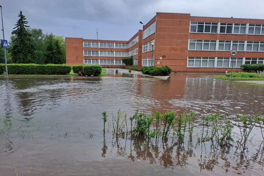 Klaipėdoje gatvės virto ežerais: gyventojai pasidalijo vaizdo įrašu