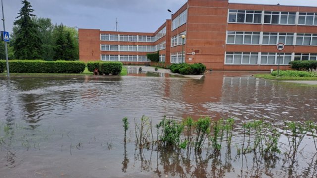 Klaipėdoje gatvės virto ežerais: gyventojai pasidalijo vaizdo įrašu