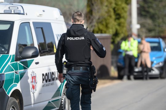 Šalčininkų rajone policijos automobilyje susižalojo vyras 