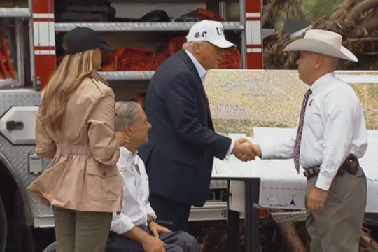 D. Trumpo vizitas Teksase: apžiūrėjo potvynių nuniokotas teritorijas