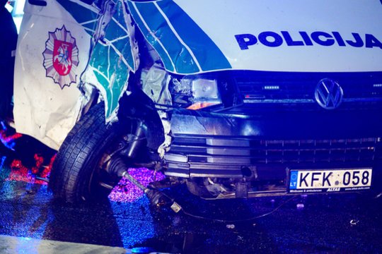 Besivaikydami motorolerį Vilniaus centre policijos pareigūnai rėžėsi į automobilį