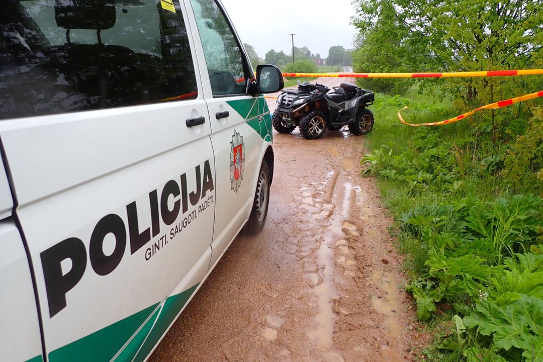 Girtas keturračio vairuotojas Prienų rajone nulėkė į griovį ir apvirto