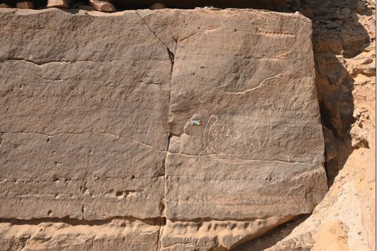 Senovės Egipto uolų meno pavyzdys gali būti iš pirmosios faraonų dinastijos laikų