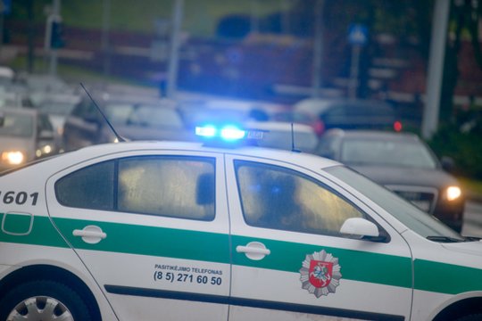 Vilniuje nevaldomas „Opel“ automobilis nuplėšė kelio atitvarus