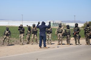 JAV valdžios pareigūnai gina agresyvius reidus prieš imigrantus