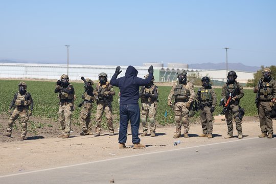 JAV valdžios pareigūnai gina agresyvius reidus prieš imigrantus