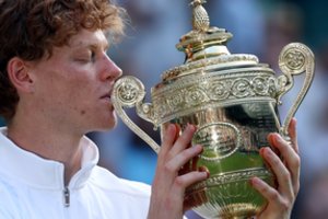 Iššautas mačo metu šampanas tapo pranašu J. Sinneriui – italas pirmąkart laimėjo Vimbldoną