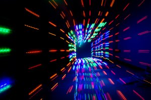 Pirmą kartą pasaulyje: Lietuvos mokslininkų atradimas keičia OLED technologijas ir sprogmenų jutiklius