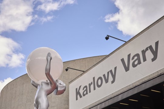 Karlovi Varų kino festivalyje V. Katkus už filmą „Svečias“ pelnė geriausio režisieriaus apdovanojimą