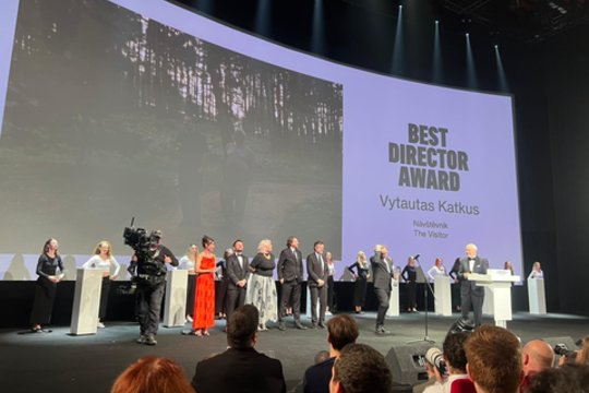 Karlovi Varų kino festivalyje V. Katkus už filmą „Svečias“ pelnė geriausio režisieriaus apdovanojimą