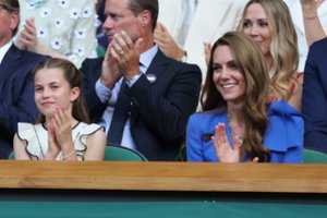 Paparacų dėmesį susišlavė 10-metės Charlotte rankos: pastebėjo vieną detalę