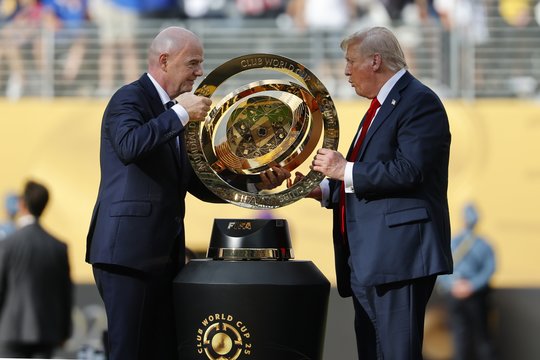 Svetimos šlovės spinduliuose pasišildyti norėjęs D. Trumpas sulaukė Londono „Chelsea“ kirčio