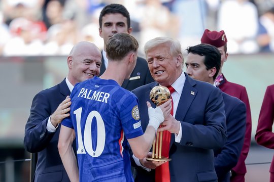 Svetimos šlovės spinduliuose pasišildyti norėjęs D. Trumpas sulaukė Londono „Chelsea“ kirčio