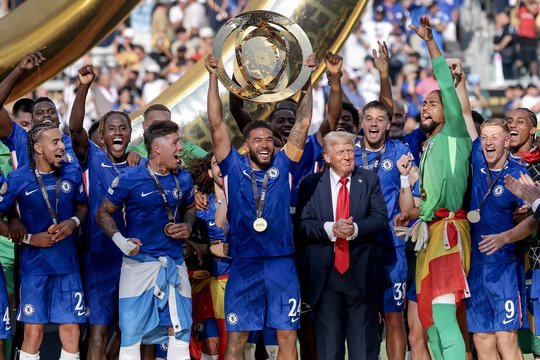 Svetimos šlovės spinduliuose pasišildyti norėjęs D. Trumpas sulaukė Londono „Chelsea“ kirčio