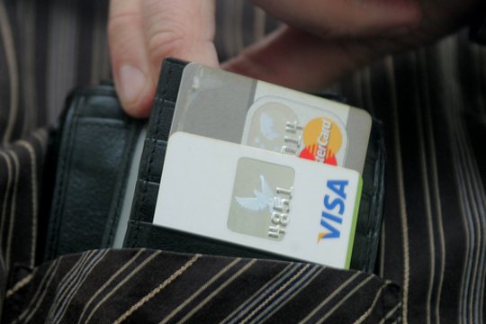 Klaipėdos rajone dingusia banko kortelės pasinaudoję ir 30 000 eurų pasisavinę du vyrai grobiu džiaugėsi neilgai
