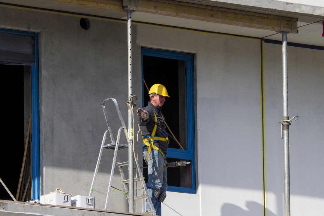 „Sužinojau, kad kolegos gauna 200 eurų daugiau“: ką tokiu atveju daryti ir kokie pokyčiai dėl algų laukia