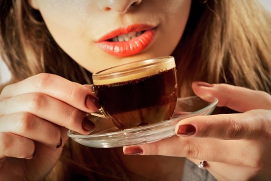 Mokslas siunčia aiškią žinią apie kavą: verta žinoti visiems, geriantiems 3 puodelius per dieną