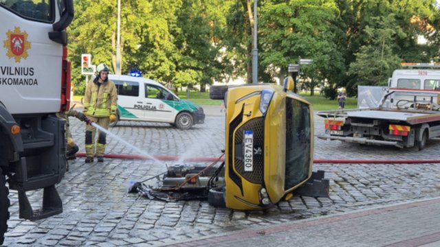 Nufilmavo nelaimės vietą: pačiame Vilniaus centre užsidegė elektromobilis 