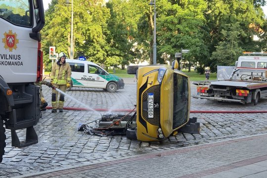 Nufilmavo nelaimės vietą: pačiame Vilniaus centre užsidegė elektromobilis 