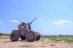 Išskirtiniai kadrai: parodė, kaip veikia naujas Ukrainos antžeminis karinis dronas