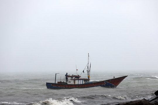 Gelbėjimo tarnyba: Vakarų Indonezijoje apvirtus laivui, dingo 11 žmonių