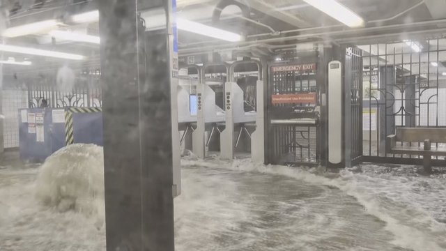 Niujorką užklupo potvyniai: nufilmavo, kaip atrodo apsemtas metro 