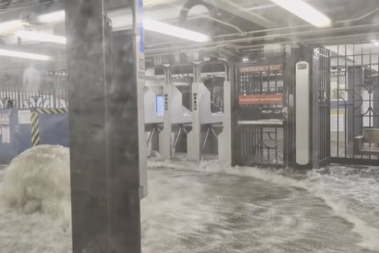 Niujorką užklupo potvyniai: nufilmavo, kaip atrodo apsemtas metro 