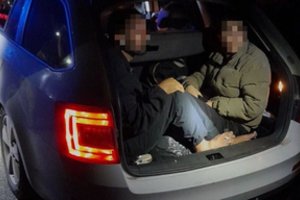 Vėl pasižymėjo latviams talkinantys Lietuvos pasieniečiai – sulaikyti ir migrantai, ir jų gabentojai