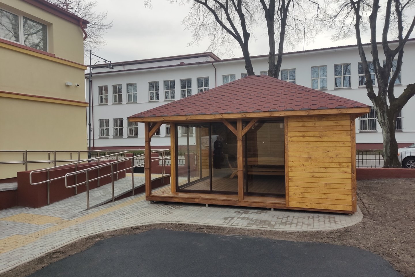 Kiemas ir pavėsinė.<br>Asmeninio archyvo nuotr.