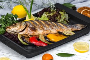 Vidurvasarį pats metas kurti grilį – ši žuvis nustebins puikiu skoniu, o besirūpinančius sveikata – ir savo nauda