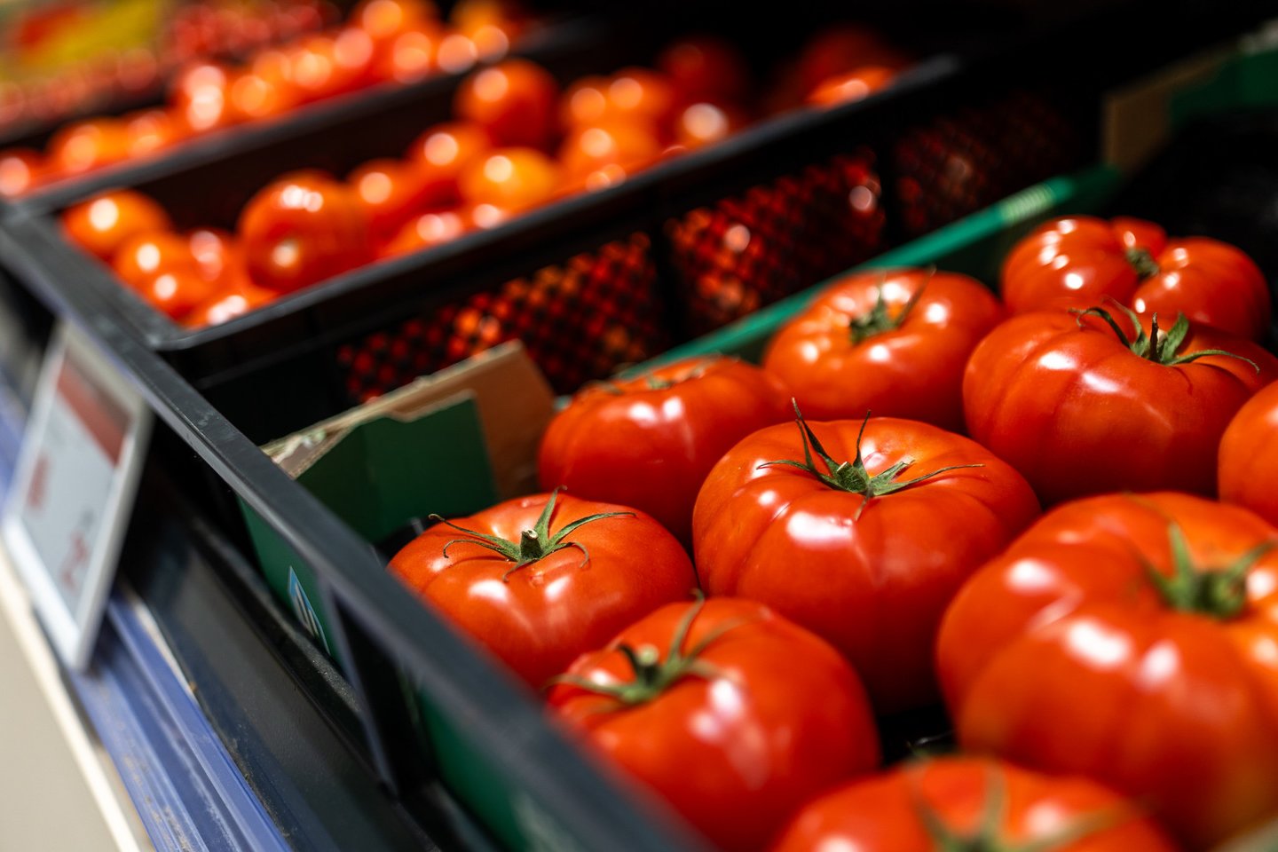 Visas šviežumo kelias „Iki“ apima ne tik 3 lygių patikrą, bet prasideda dar net gėrybėms nesunokus – renkantis patikimus tiekėjus, su kuriais suderinami kokybės parametrai.