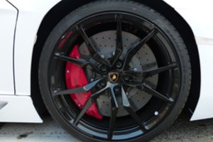 Ką iš tikrųjų reiškia raudona stabdžių kaladėlių spalva automobiliuose: paslaptis atskleista