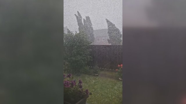 Mažeikiuose pliaupia liūtis, žemę padengė kruša: suskubo dalintis vaizdais
