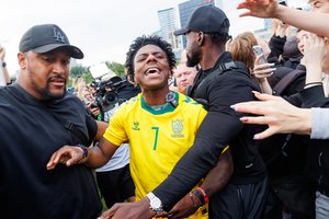 Sostinės širdyje pasirodęs „IShowSpeed” sukėlė beprotybę: skanduojančios minios, chaosas ir kova dėl marškinėlių