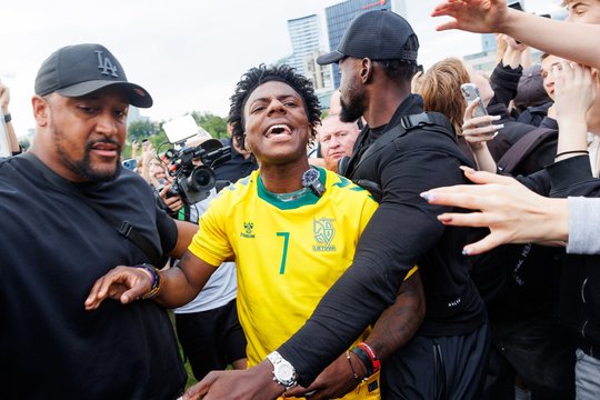 Sostinės širdyje pasirodęs „IShowSpeed” sukėlė beprotybę: skanduojančios minios, chaosas ir kova dėl marškinėlių