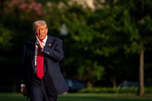 „V. Zelenskis ir jo komanda yra sudaryta iš sukčių“: tarp  D. Trumpo šalininkų – pyktis dėl pakeistos nuomonės 