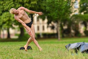 Iš gastrolių Chemnice grįžusi trupė „Nuepiko“ – apie netylančius plojimus ir šokį šalia istorinės mėsinės