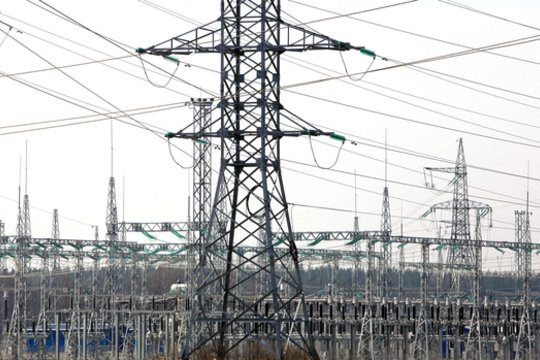 Rusija galimai pažeisdama elektros jungtį pridarė didžiulės žalos: vartotojų permokos gali siekti šimtus milijonų