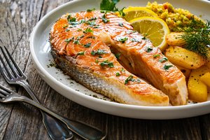 Grilyje kepta lašiša: pagaminti greita ir paprasta, o skonis – vertas karalių stalo