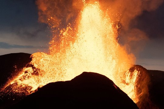 Devintą kartą nuo 2023 metų: Islandijoje išsiveržęs ugnikalnis vėl spjaudosi lava