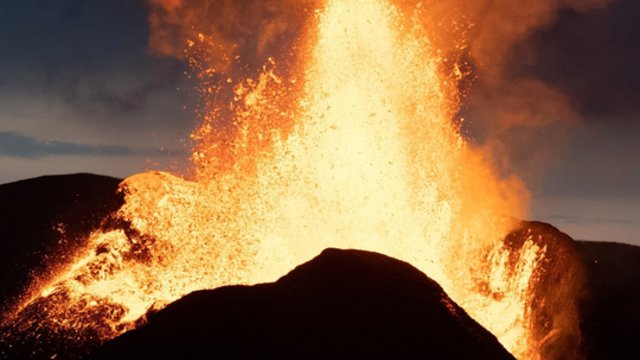 Devintą kartą nuo 2023 metų: Islandijoje išsiveržęs ugnikalnis vėl spjaudosi lava