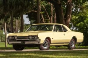 Aukcione parduotas labai retas Holivudo žvaigždės retro automobilis