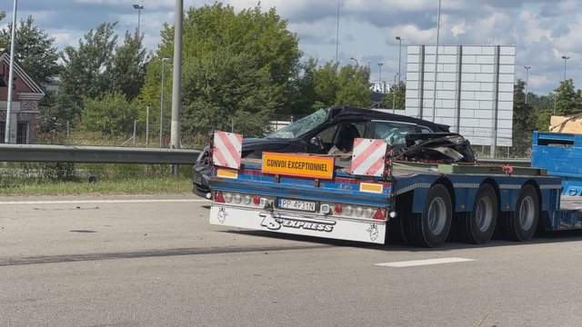 Sostinėje ties Gariūnais į vilkiką rėžėsi automobilis: buvo prispausta moteris
