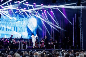 „Midsummer Vilnius“ įsibėgėjo – Valdovų rūmuose žinomi žmonės ir užburiantis Jazzu balsas