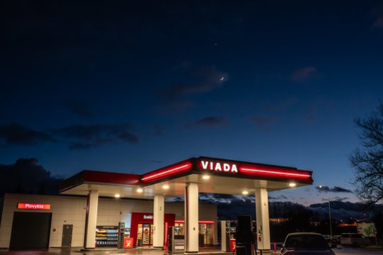 Dujų nuotėkis Biržuose esančioje degalinėje: pranešama apie uždarytą eismą