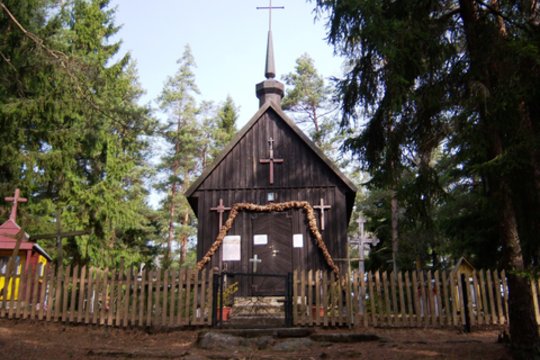 Telšių rajone apgadinta koplyčia, nulaužti trys jos teritorijoje esantys kryžiai