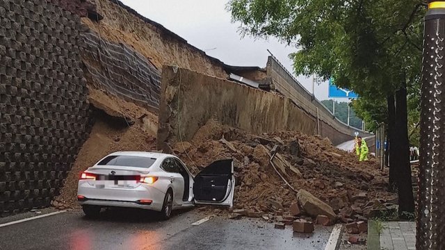 Pietų Korėjoje dėl liūčių sugriuvo 10 metrų aukščio siena – žuvo žmogus: užfiksuoti kadrai iš įvykio vietos
