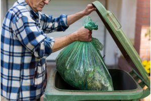 Konteineriai gali lengvai užsidegti: pasakė, ką griežtai draudžiama į juos mesti